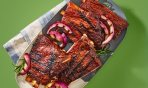 Plated ribs with sauce