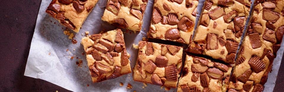 Blondies with assorted mini candy bars